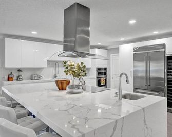 Luxe 4BR Waterfront w Htd Pool 5min to beach - Fort Lauderdale