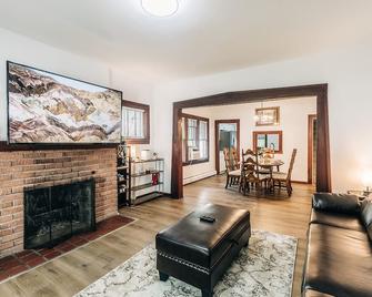 Minnehaha Falls Hideaway - Minneapolis - Living room