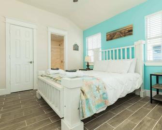 The Blue Haven - Cute Beach Bungalow With Easy Access to Sand and Gulf Waters! - Surfside Beach - Bedroom