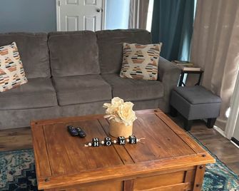 Charming, spacious and updated 3 bedroom bungalow in up and coming Rocky Mount. - Rocky Mount - Huiskamer