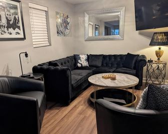 Hillside Hottie! Downtown Corydon property with a hot tub and 'Hottie' decor - Corydon - Huiskamer