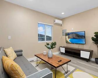 Cozy Home｜fast Wifi｜4k Smart Tv | For Families - Glendora - Living room
