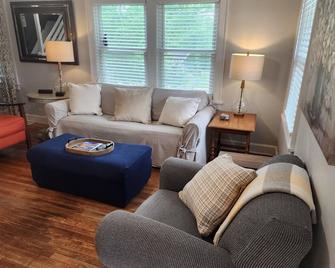 Cozy Bungalow w/Office-video tour-3rd picture - Shawnee - Living room