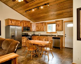 8 Miles From Yellowstone! Large Covered Porch, Gas Bbq, Smart Tv, Next To Creek - West Yellowstone - Kitchen