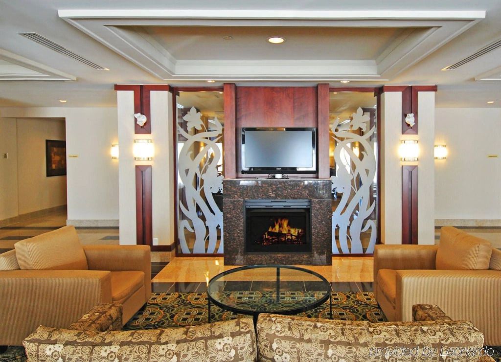 Holiday Inn Express & Suites Ottawa Airport By IHG