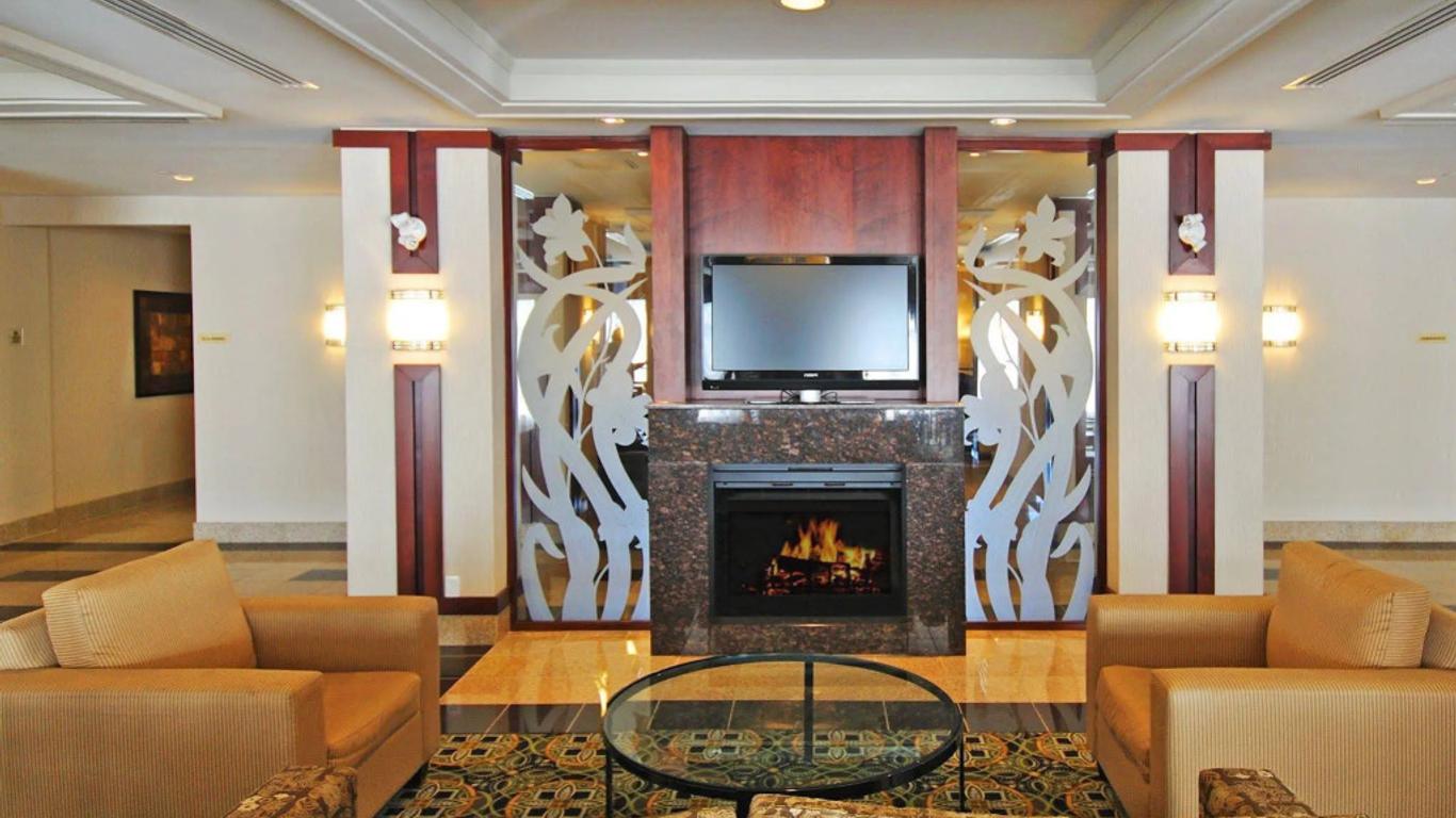 هوليداي إن إكسبرس هوتل آند سويتس أوتاوا أيربورت، آن آي آيتش جي هوتل