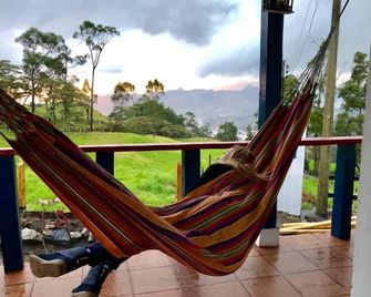 Casa ecoturistica con rio y vista a las montañas - Pacho - Balcón