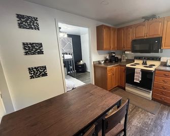 Located in Basement of Twin Home. Relax & Play with Swim Spa & Game Room. - Springville - Küche