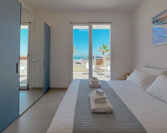 Fronte mare & parcheggio privato by Host Hero - Civitanova Marche - Bedroom