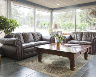 Tonquin Inn - Jasper - Living room