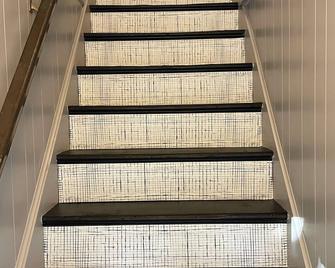 Lovely 2 bedroom upper, close to Lake Erie beaches - Dunkirk - Escaleras