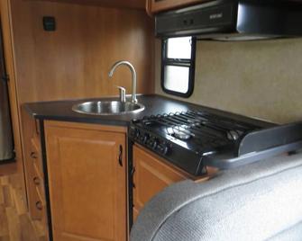 2015 Motorhome - 30 feet - sleeps 5 - \'SoJourner\' - 吉姆索普 - 廚房