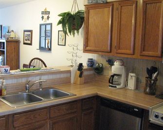 Second Floor Condo With Lakeview Just Steps From The Lake - Elizabethtown - Cocina