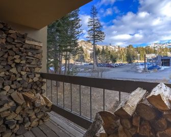 Luxury at Altitude â Base Camp 2 Bedroom 2 Condo by RedAwning - Kirkwood - Balcón
