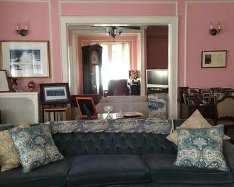 Spacious Coolidge Corner Brookline Home - 1 Block to Restaurants, Shops, Movies - Brookline - Living room