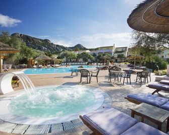 Felix Hotels - Hotel Airone - ארצאקנה - בריכה