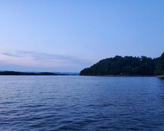Lakefront cottage on Cherokee Lake - with private dock Small Dog friendly - Talbott - Beach