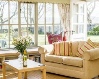 2 bedroom cottage, with far reaching views of the garden and open countryside. - Banff - Living room