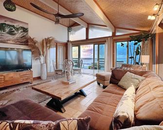 Sunset Oceanfront Hale Kalea - Beach Cruisers! - Haleiwa - Living room