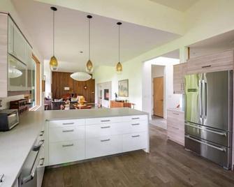 Modern Luxury Nestled in The Woods - Brightwood - Cocina