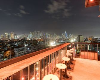 Heroes Hotel - Manila - Balcón