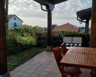 Mountain style chalet with garden for five people at 900m from the beach - Pechón - Patio