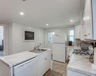 Downtown Thomasville Home with Yard and Fire Pit - Thomasville - Kitchen