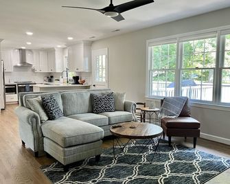6 Bedroom, 3 Bath Remodeled House in Quiet Neighborhood. 10 min to WF University - Winston-Salem - Living room