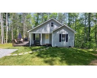 Woodsy cottage next to Lake James - Morganton - Building