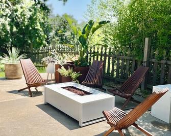 Private guesthouse with private swimming pool, spa and custom pool - Gonzales - Patio