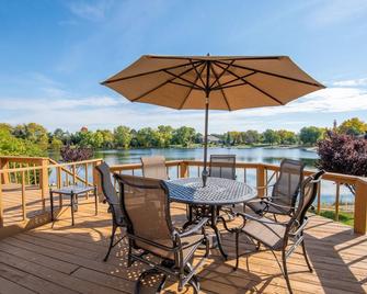Cozy 5-bedroom with lake views and spacious deck - Westmont - Balcony