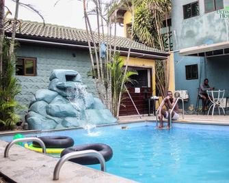 Ultimate Hotel - Weija - Piscina