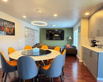 Modern Vacation Home w/ hottub, pool table. Next to lovely park. Shopping nearby - Albany - Jídelna