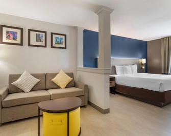 Comfort Inn & Suites FM1960-Champions - Houston - Bedroom