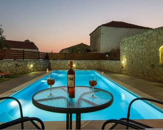 Skandalis Traditional Suites - Chorafakia - Piscina