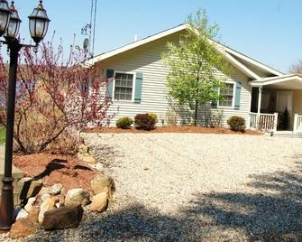 Spectacular Lakefront home with expansive decks - Marlborough - Building