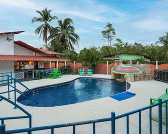 Casa Blanca Beachfront House with Shared Pool Access Pangea Lodge - Manzanillo - Zwembad