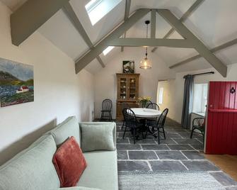 Restored traditional, old world cottage overlooking the Bandon River in Kinsale - Kinsale - Pokój dzienny