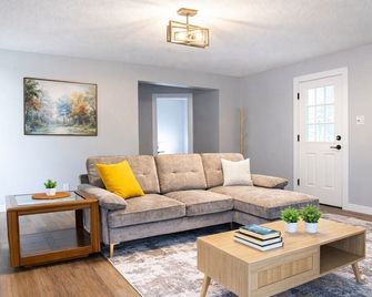 Cozy 3br Haven - Hillsdale - Living room