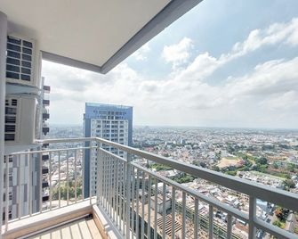 Serene And Comfort Living 3Br At Podomoro City Deli Medan Apartment - Medan - Balcony