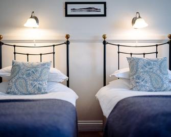King Arthur Hotel - Swansea - Bedroom