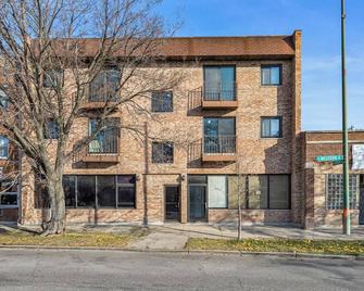 Beautifully Renovated 2/2 with parking, in unit laundry, king bed, brand new! - Chicago - Building