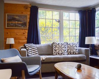 Kye Bay Pet Friendly Steps to Beach - Encl. Porch - Comox - Living room