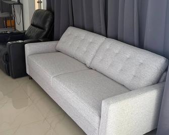 Spacious 1br apartment w a-c in wonderful Barranquitas with WiFi & great views! - Barranquitas - Sala de estar