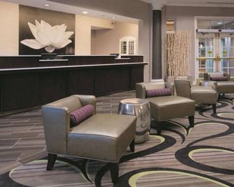 Inviting Room Perfect for Couple Stay with Free Breakfast & Outdoor Pool Access - Mesa - Lounge