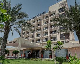 Ajman Beach Hotel - Ajman - Bâtiment