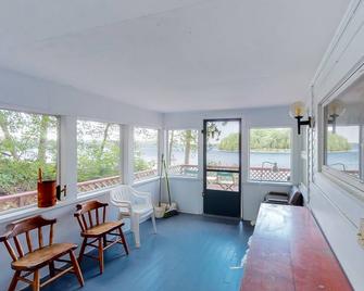 Dog-friendly bay-front cabin with screened porch & great views - next to trails - Charlotte - Living room