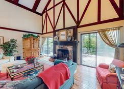 Cobb House - Highlands - Living room