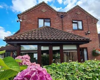 Church Farm Guest House - Norwich - Building