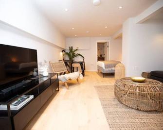 Entire condo hosted by Jules - Manchester - Living room